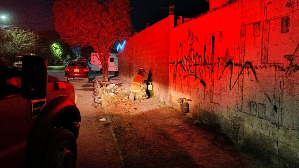 Caos en Torreón: Hombre provoca incendios en medidores de gas y vehículos