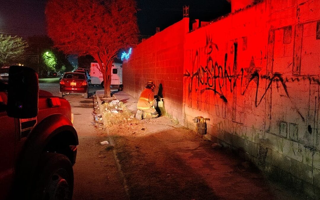 Caos en Torreón: Hombre provoca incendios en medidores de gas y vehículos