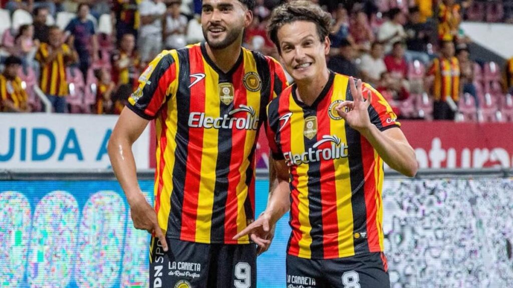 Impactante lesión de Carlos Fierro en el partido UDG vs Rayados | VIDEO