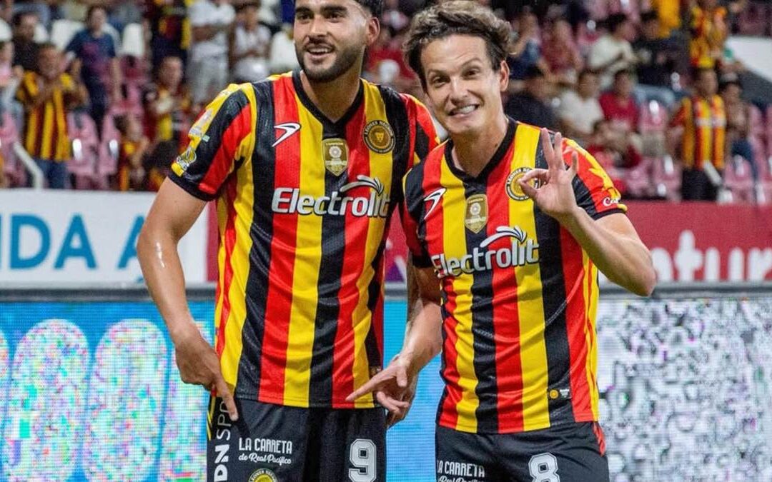 Impactante lesión de Carlos Fierro en el partido UDG vs Rayados | VIDEO