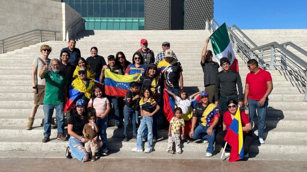 Celebración en Torreón: Venezolanos conmemoran la captura de Nicolás Maduro en la Plaza Mayor