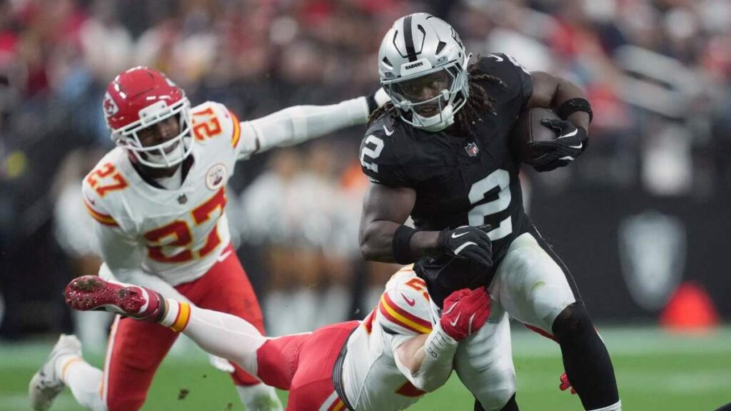 Las Vegas Raiders Celebran una Victoria Clave en su Último Partido de la Temporada contra los Kansas City Chiefs