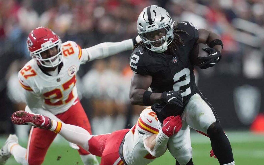 Las Vegas Raiders Celebran una Victoria Clave en su Último Partido de la Temporada contra los Kansas City Chiefs