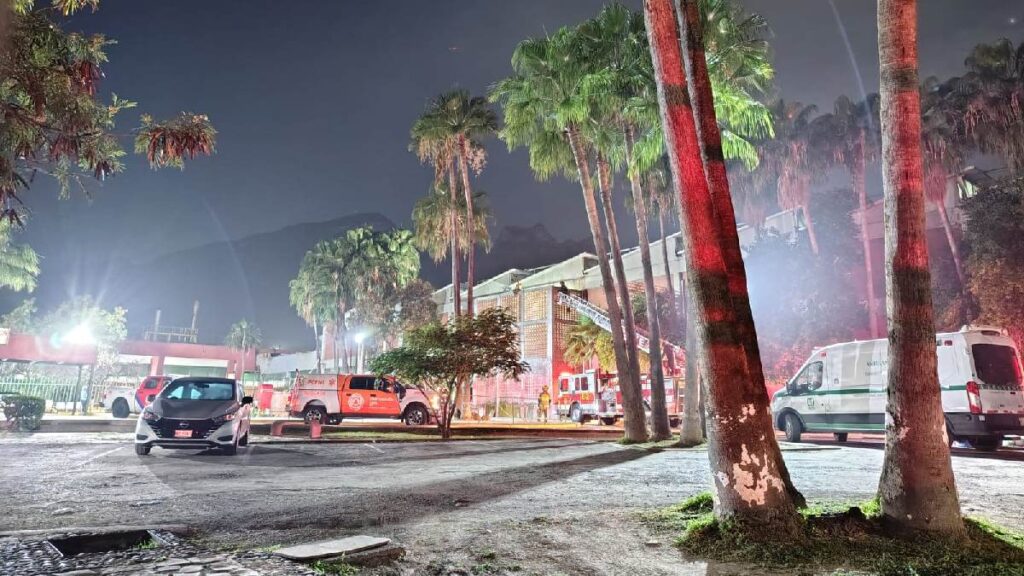 Movilización en Monterrey: joven asciende a edificio de la clínica 26 del IMSS