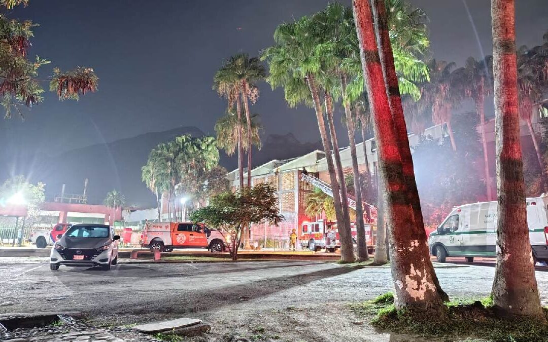 Movilización en Monterrey: joven asciende a edificio de la clínica 26 del IMSS