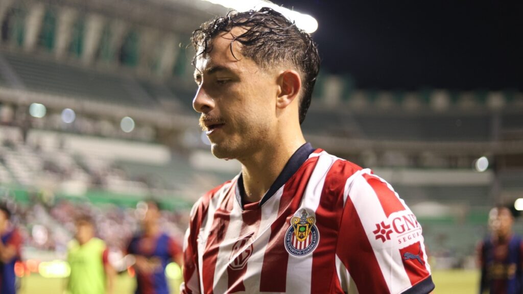 Chivas Anuncia Oficialmente la Salida de Alan Mozo: Un Adiós Emotivo