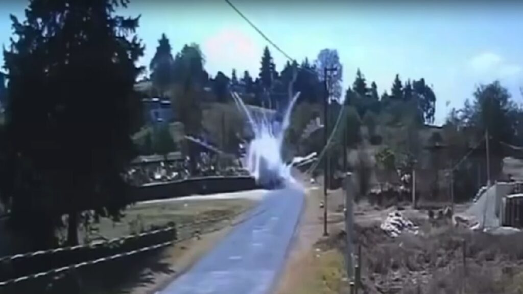 Explosión en Jilotepec: Joven sufre quemaduras graves al transportar pirotecnia en moto