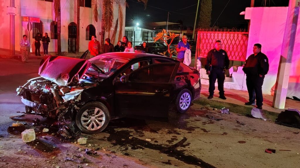 Accidente en Torreón: Joven conductor derriba barda tras pasarse los rojos