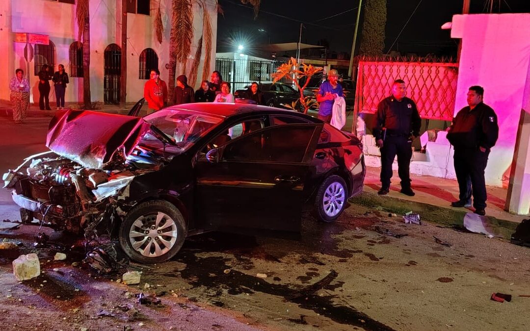 Accidente en Torreón: Joven conductor derriba barda tras pasarse los rojos
