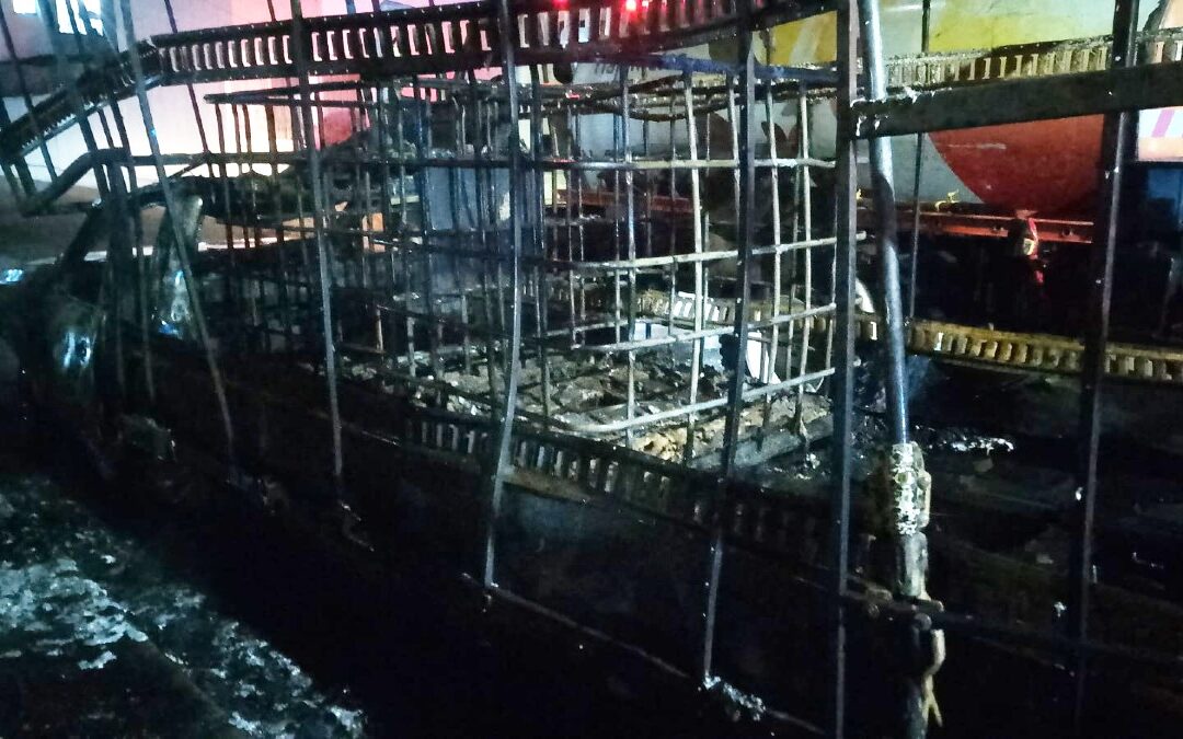 Incendio en Tlajomulco: Camioneta Cargada de Solventes se Consume en la Vía Pública