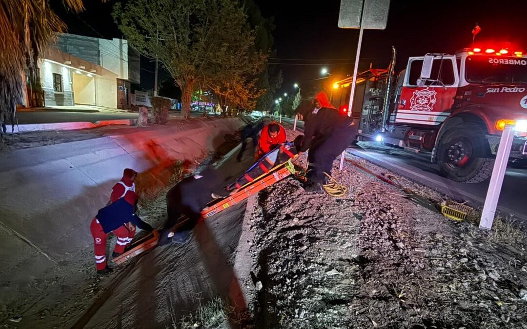 Motociclista herido tras caer en un canal de riego en San Pedro: Rescate en Camilla