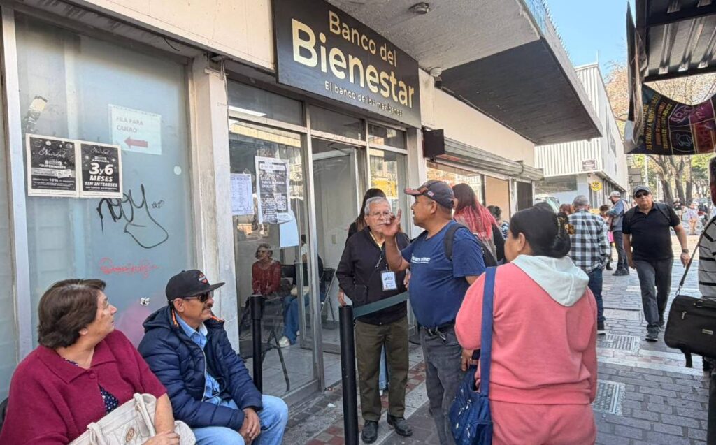 Pensión del Bienestar: Así se viven las filas en el banco de avenida Juárez en Guadalajara