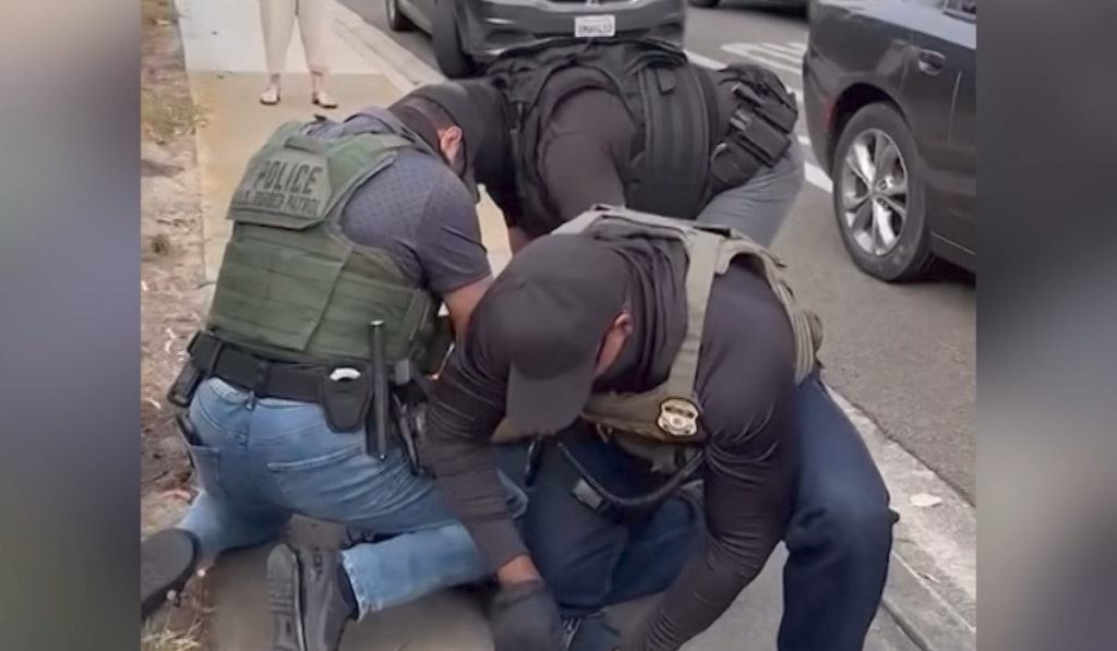 California Prohíbe a Agentes Policiales Cubrir su Rostro: Una Medida por la Transparencia