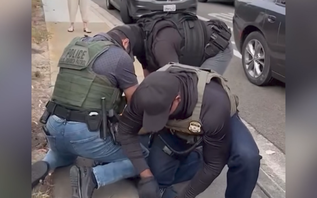 California Prohíbe a Agentes Policiales Cubrir su Rostro: Una Medida por la Transparencia