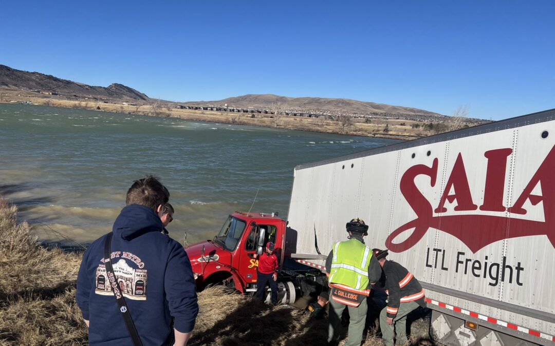 Vientos Peligrosos Causan Cierres Viales y Restricciones en Colorado