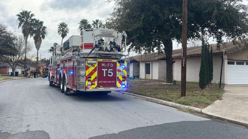 Incendio en McAllen: Bomberos Apagan Llamas en Casa de la Calle Iris