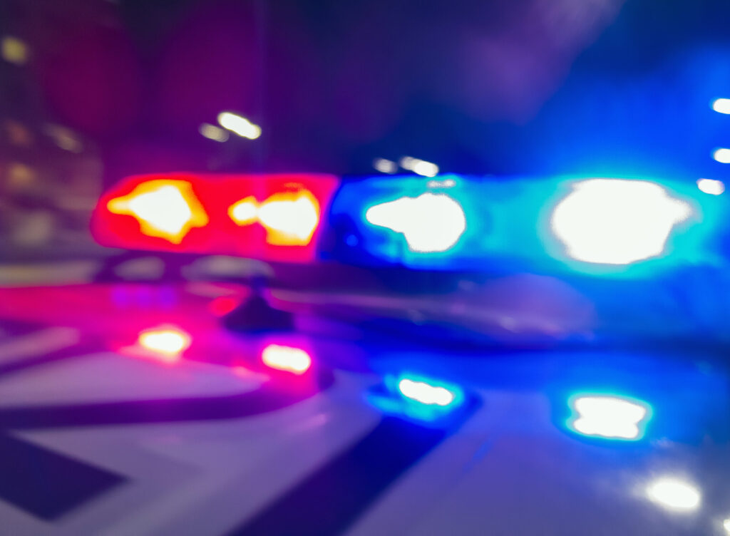 Buscan a conductor que destruyó varias lápidas en un cementerio de Kansas y huyó