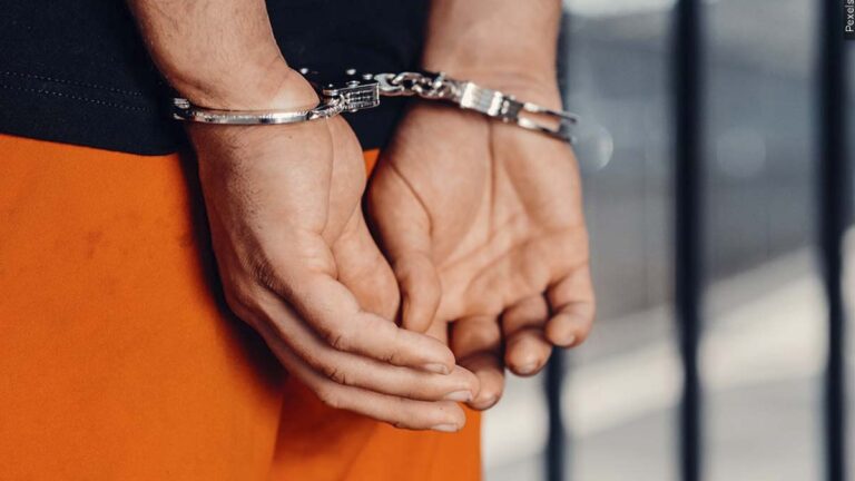 Buscan a hombre acusado de violencia familiar en el condado Nueces
