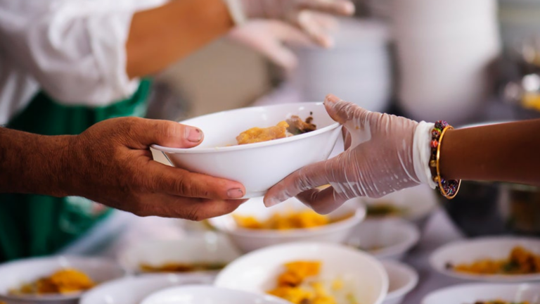 Policía de Edinburg y iglesias locales recolectan alimentos para familias necesitadas