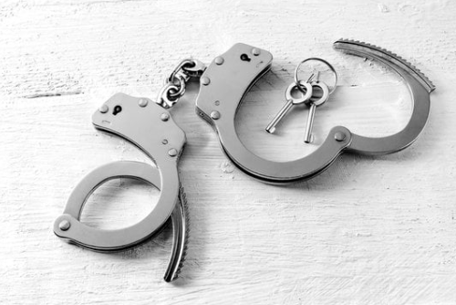 Arrestan a exentrenador escolar por presunto abuso sexual de un menor